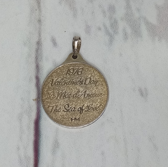 HM 1976 Valentine's Day Medallion Pendant - Picture 4 of 11